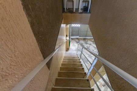 Casa à venda com 185m², 3 quartos e 2 vagas Casa à venda com 185m², 3 quartos e 2 vagasEscada de entrada