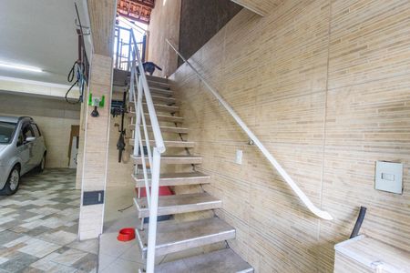 Casa à venda com 185m², 3 quartos e 2 vagas Casa à venda com 185m², 3 quartos e 2 vagasEscada de entrada