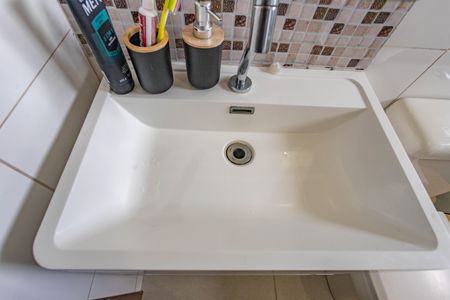 Casa à venda com 185m², 3 quartos e 2 vagas Casa à venda com 185m², 3 quartos e 2 vagasBanheiro social