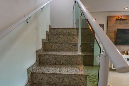 Casa à venda com 185m², 3 quartos e 2 vagas Casa à venda com 185m², 3 quartos e 2 vagasEscada