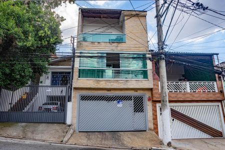 Casa à venda com 185m², 3 quartos e 2 vagas Casa à venda com 185m², 3 quartos e 2 vagasFachada + placa