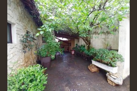 Casa à venda com 250m², 4 quartos e 5 vagasFoto 02