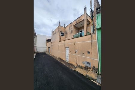 Casa à venda com 250m², 3 quartos e 2 vagas Casa à venda com 250m², 3 quartos e 2 vagasFachada