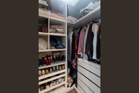 Casa à venda com 250m², 3 quartos e 2 vagasSuíte - Closet