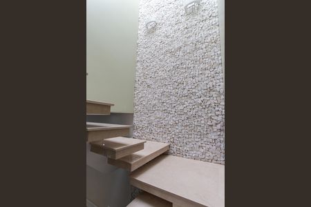 Casa à venda com 250m², 3 quartos e 2 vagas Casa à venda com 250m², 3 quartos e 2 vagasEscada