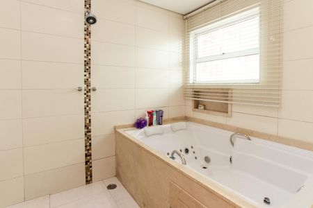 Casa à venda com 250m², 3 quartos e 2 vagas Casa à venda com 250m², 3 quartos e 2 vagasBanheiro da Suíte