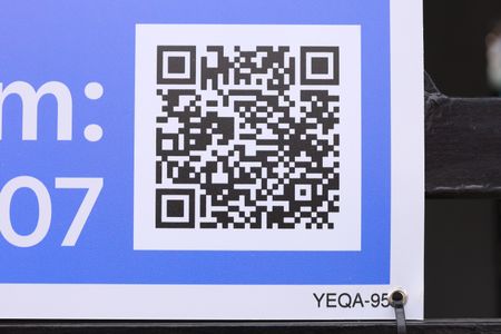 Casa para alugar com 110m², 2 quartos e 1 vagaPlaca instalada no portão do imóvel - Código da placa: YEQA-95