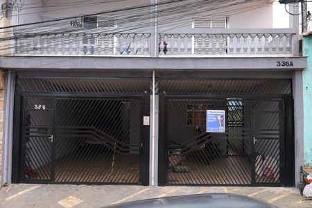 Casa para alugar com 110m², 2 quartos e 1 vagaPlaca instalada no portão do imóvel - Código da placa: YEQA-95