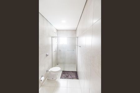 Casa de condomínio à venda com 315m², 3 quartos e 4 vagas Casa de condomínio à venda com 315m², 3 quartos e 4 vagasBanheiro da Suíte