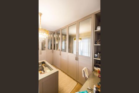 Casa de condomínio à venda com 315m², 3 quartos e 4 vagas Casa de condomínio à venda com 315m², 3 quartos e 4 vagasCloset da suíte