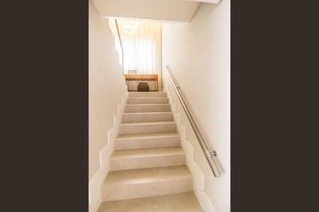 Casa de condomínio à venda com 315m², 3 quartos e 4 vagas Casa de condomínio à venda com 315m², 3 quartos e 4 vagasEscada