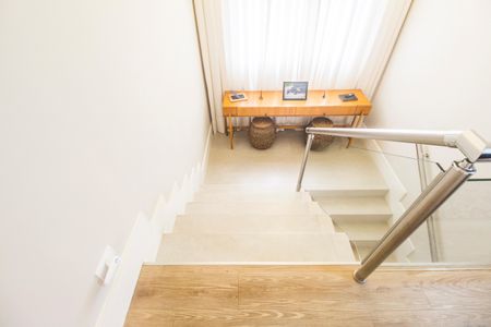 Casa de condomínio à venda com 315m², 3 quartos e 4 vagas Casa de condomínio à venda com 315m², 3 quartos e 4 vagasEscada