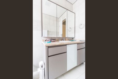 Casa de condomínio à venda com 315m², 3 quartos e 4 vagas Casa de condomínio à venda com 315m², 3 quartos e 4 vagasBanheiro da Suíte