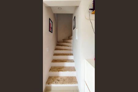 Casa de condomínio à venda com 76m², 3 quartos e 2 vagasEscadas 