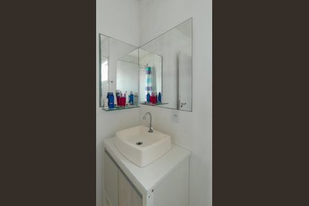 Casa de condomínio à venda com 76m², 3 quartos e 2 vagasBanheiro social 