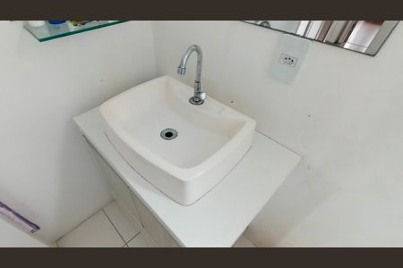 Casa de condomínio à venda com 76m², 3 quartos e 2 vagasBanheiro social 