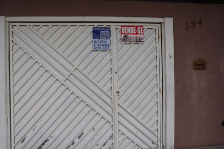 Casa à venda com 210m², 2 quartos e 2 vagas Casa à venda com 210m², 2 quartos e 2 vagasFachada