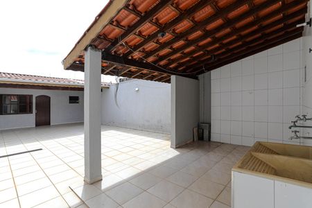 Casa para alugar com 234m², 3 quartos e 2 vagasQuintal