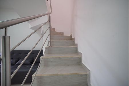 Apartamento para alugar com 75m², 2 quartos e 1 vagaEscada de Acesso a Cobertura