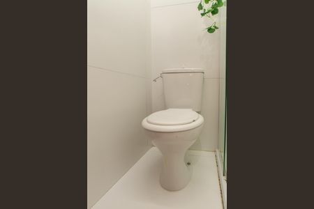 Banheiro de kitnet/studio para alugar com 1 quarto, 25m² em Vila Mazzei, São Paulo