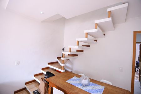 Casa de condomínio para alugar com 150m², 2 quartos e 1 vagaEscada