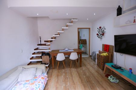 Sala de casa de condomínio para alugar com 2 quartos, 150m² em Jaraguá, São Paulo