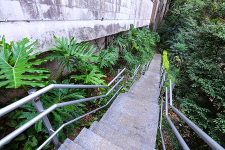 Casa de condomínio para alugar com 150m², 2 quartos e 1 vagaEscada de Acesso a Churrasqueira