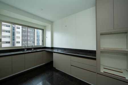 Apartamento à venda com 207m², 4 quartos e 4 vagasCOZINHA