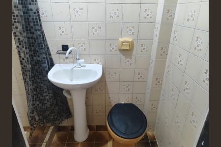 Banheiro de kitnet/studio para alugar com 1 quarto, 40m² em Curicica, Rio de Janeiro
