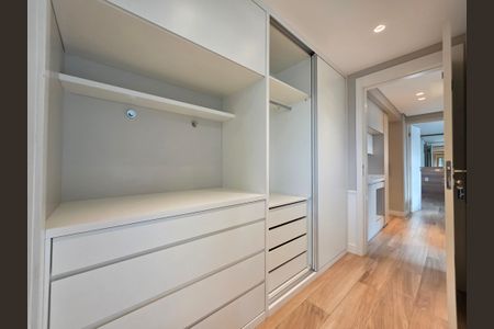 Apartamento à venda com 203m², 4 quartos e 3 vagasCloset suite 1