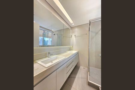 Apartamento à venda com 203m², 4 quartos e 3 vagasBanheiro da Suíte 2