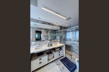 Apartamento à venda com 380m², 3 quartos e 6 vagasBanheiro da Suíte 1