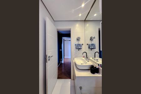 Apartamento à venda com 380m², 3 quartos e 6 vagasBanheiro da Suíte 2