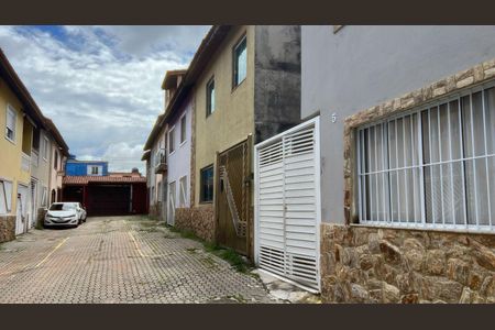 Casa de condomínio à venda com 68m², 2 quartos e 2 vagasFachada