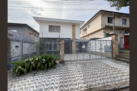 Casa à venda com 215m², 4 quartos e 3 vagas Casa à venda com 215m², 4 quartos e 3 vagasFachada