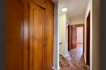 Casa à venda com 215m², 4 quartos e 3 vagas Casa à venda com 215m², 4 quartos e 3 vagasCorredor Quartos