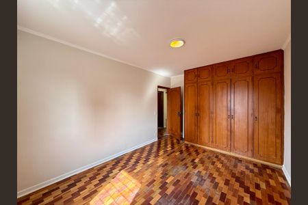 Casa à venda com 215m², 4 quartos e 3 vagas Casa à venda com 215m², 4 quartos e 3 vagasQuarto 3