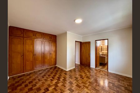 Casa à venda com 215m², 4 quartos e 3 vagas Casa à venda com 215m², 4 quartos e 3 vagasSuíte