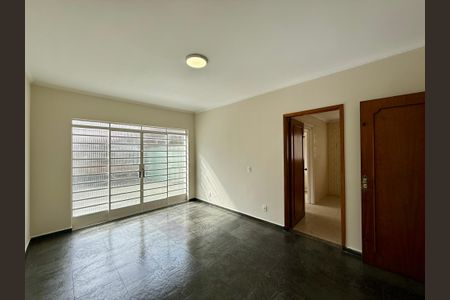 Casa à venda com 215m², 4 quartos e 3 vagas Casa à venda com 215m², 4 quartos e 3 vagasSala