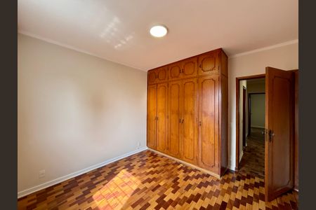 Casa à venda com 215m², 4 quartos e 3 vagas Casa à venda com 215m², 4 quartos e 3 vagasQuarto 4