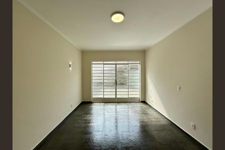 Casa à venda com 215m², 4 quartos e 3 vagas Casa à venda com 215m², 4 quartos e 3 vagasSala