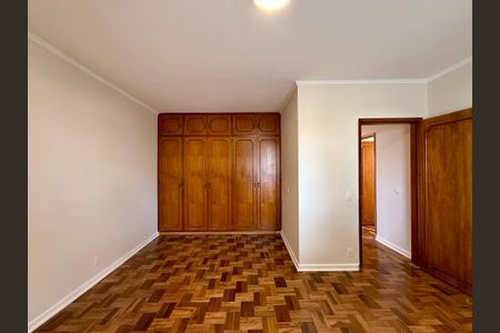 Casa à venda com 215m², 4 quartos e 3 vagas Casa à venda com 215m², 4 quartos e 3 vagasSuíte