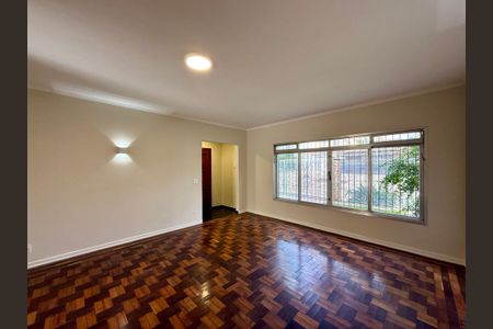 Casa à venda com 215m², 4 quartos e 3 vagas Casa à venda com 215m², 4 quartos e 3 vagasSala