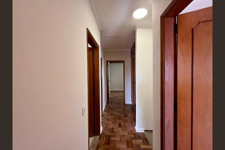 Casa à venda com 215m², 4 quartos e 3 vagas Casa à venda com 215m², 4 quartos e 3 vagasCorredor Quartos