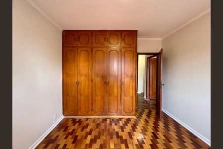 Casa à venda com 215m², 4 quartos e 3 vagas Casa à venda com 215m², 4 quartos e 3 vagasQuarto 4
