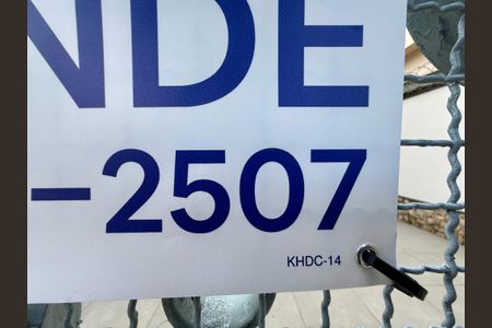 Casa à venda com 215m², 4 quartos e 3 vagas Casa à venda com 215m², 4 quartos e 3 vagasPlaca