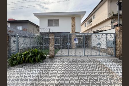 Casa à venda com 215m², 4 quartos e 3 vagas Casa à venda com 215m², 4 quartos e 3 vagasFachada