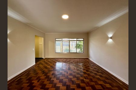 Casa à venda com 215m², 4 quartos e 3 vagas Casa à venda com 215m², 4 quartos e 3 vagasSala