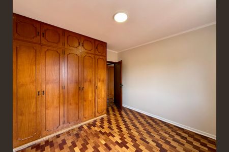 Casa à venda com 215m², 4 quartos e 3 vagas Casa à venda com 215m², 4 quartos e 3 vagasQuarto 4