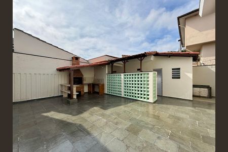 Casa à venda com 215m², 4 quartos e 3 vagas Casa à venda com 215m², 4 quartos e 3 vagasQuintal